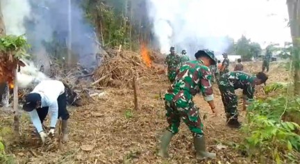 Sambut HUT ke-80, TNI dan Warga Kuangsan Bersihkan Sungai Sepanjang 1,5 Km
